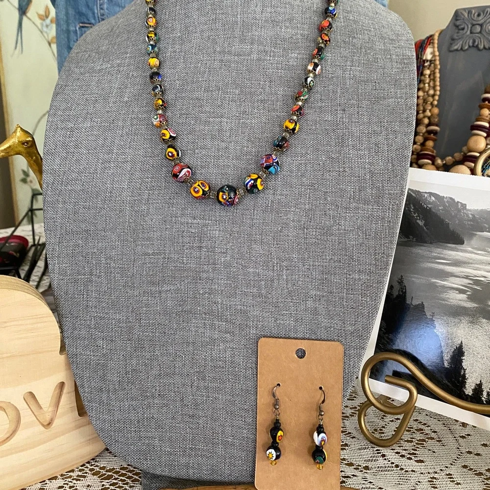 SOLD Incredible set of glass hand created beads with coordinating earrings. - Picture 3 of 8